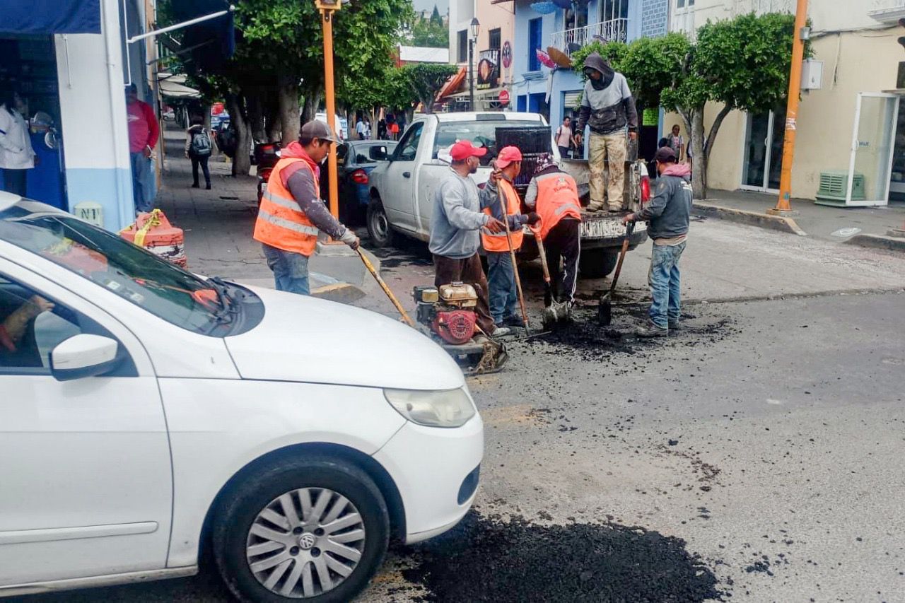 Reinicia el Ayuntamiento de Tlaxcala programa de bacheo en zonas de alta movilidad